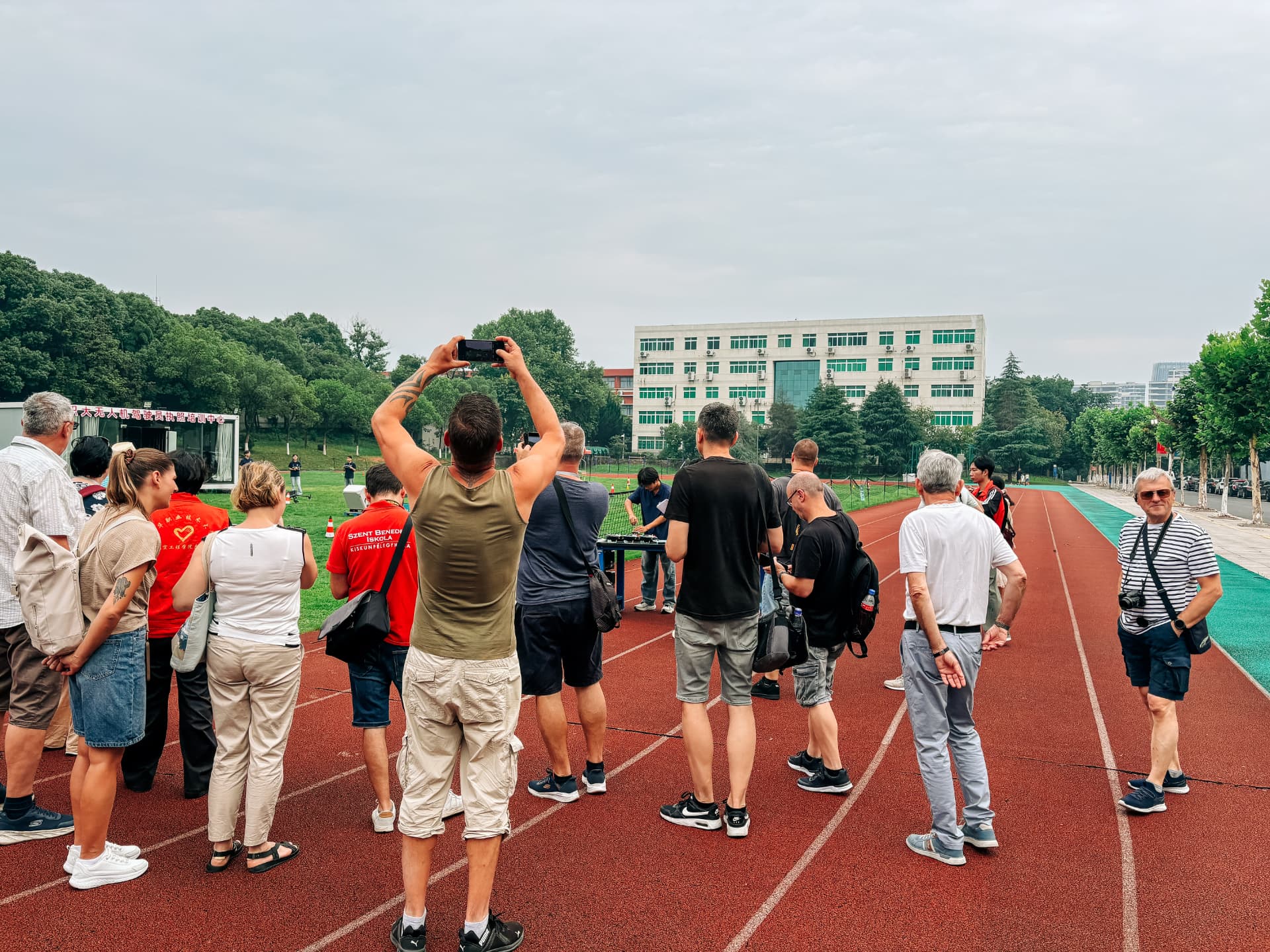 Szakmai program a kínai campus sportpályáján drónbemutatóval